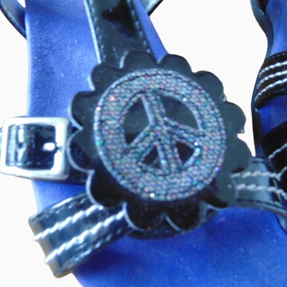 KIDS HUSH PUPPIES BLACK PATENT LEATHER SANDALS W/PEACE SYMBOLS SIZE 1M - Picture 2 of 15